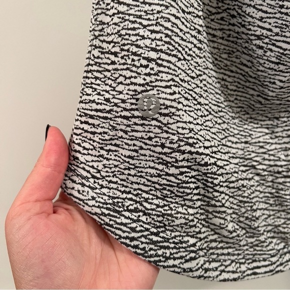 Women’s Lululemon gray and white patterned athletic built in bra tan top size 2 - Picture 6 of 7